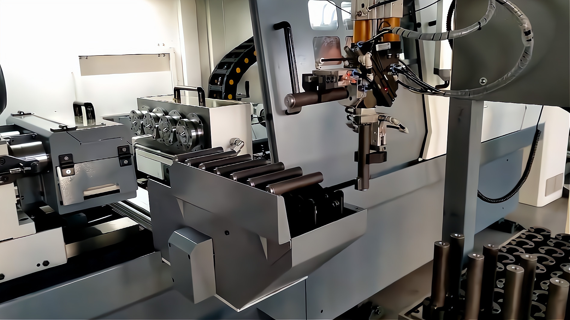 ZK2115×4B/500A 深孔鉆床配置桁架機械手，加工手槍槍管單機自動化